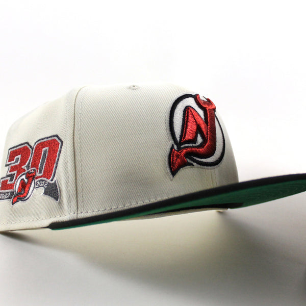 NewJerseyDevils30YearsNewEra59FiftyFittedHat_ChromeWhiteBlackGreenUnderBrim_-1_600x600.jpg